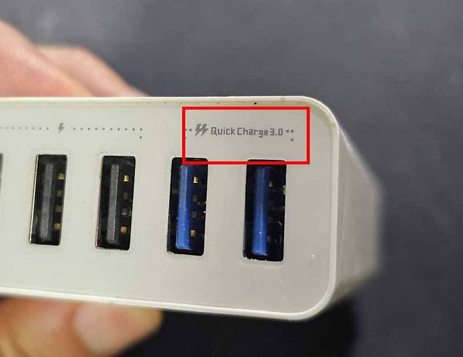퀄컴 퀵차지(QC) 3.0 기술을 지원하는 충전기 사례(출처=IT동아)