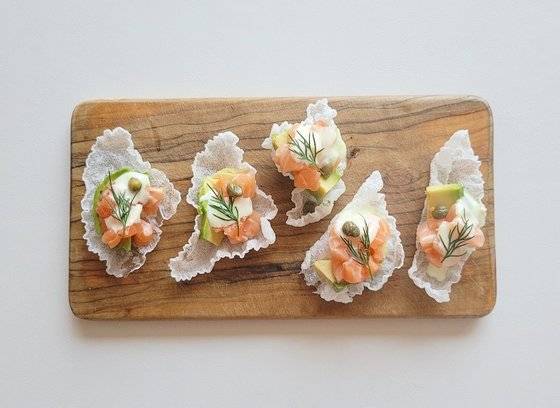 빵이나 크래커 대신 라이스페이퍼를 튀겨 만든 카나페. 바삭바삭한 라이스페이퍼와 부드러운 연어, 아보카도가 잘 어울린다. 사진 신혜원