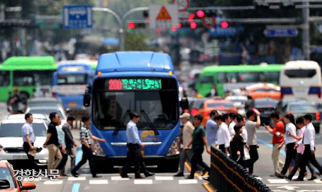 광화문 주변도로에서 주변 직장인들이  지열이 올라와 이글거리는   횡단보도를 건너고 있다. 기사는 사진과 관련 없음. 이상훈 선임기자 doolee@kyunghyang.com