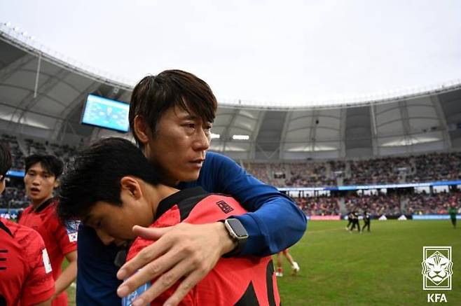 경기가 끝나고 선수들을 독려하는 김은중 U-20 축구대표팀 감독. 대한축구협회(KFA)