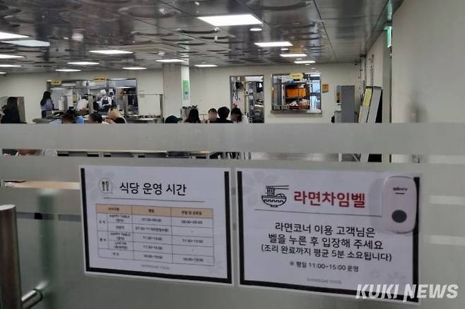 지난 1일 대구 행복기숙사 구내식당에서 학생들이 점심 식사를 하고 있다.&nbsp; &nbsp;사진=임지혜 기자