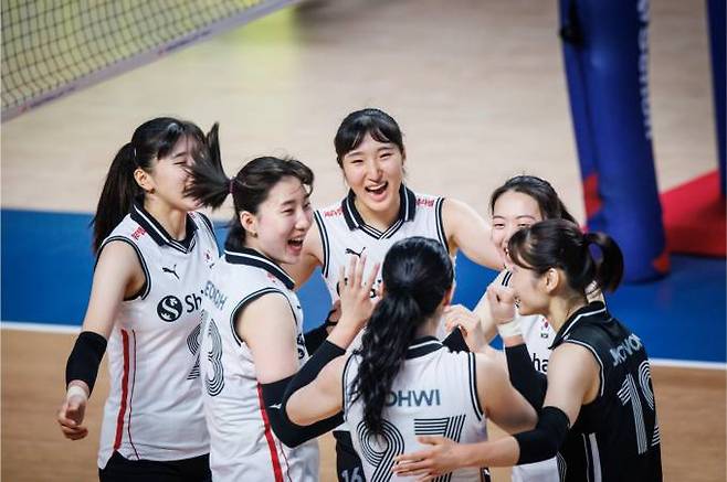 득점 후 기뻐하는 한국 여자배구 대표팀. 국제배구연맹(FIVB)