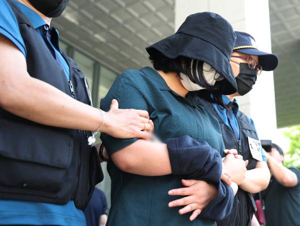 살인 등 혐의를 받는 정유정이 지난 2일 부산 동래경찰서에서 검찰로 송치되고 있다. 연합뉴스
