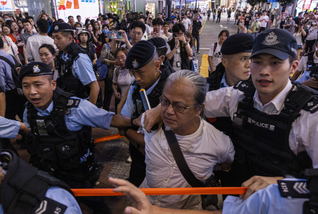 홍콩 경찰이 천안문 민주화 시위 34주년 전날인 3일 번화가인 코즈웨이베이에서 시민을 연행하고 있다. AP연합뉴스