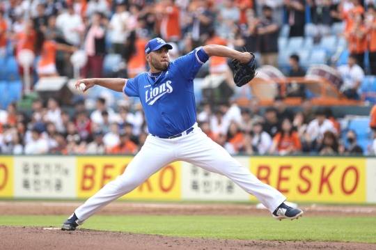 수아레즈는 4일 한화전에서 9실점을 하는 최악의 투구를 했다. 올해들어 한 이닝에 대량실점하는 사례가 많아지면서 ERA가 지난해에 견주어 배 가까이 높아졌다.[사진 삼성라이온즈]