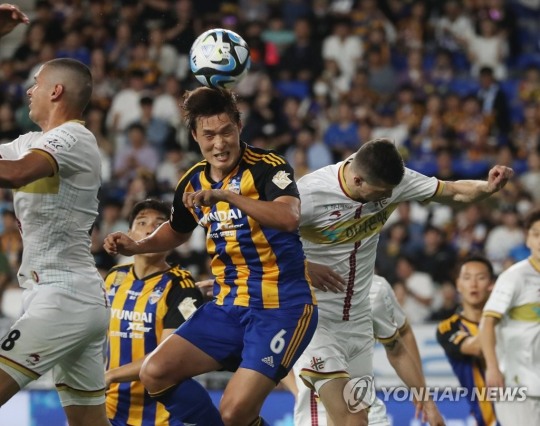 지난달 28일 울산 문수축구경기장에서 열린 프로축구 울산 현대와 대전하나시티즌의 경기. 울산 박용우가 대전 안톤과 헤더 경합을 벌이고 있다. [연합뉴스]