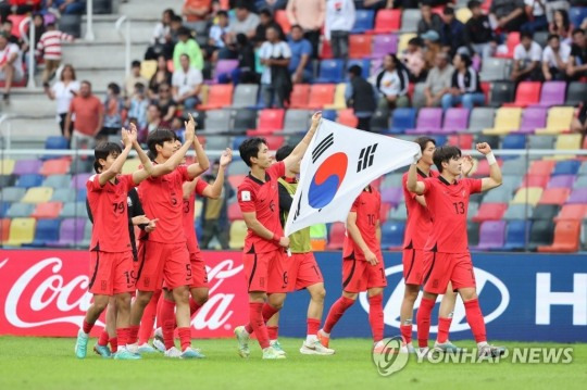 4일(현지시간) 오후 아르헨티나 산티아고 델 에스테로 스타디움에서 열린 2023 국제축구연맹(FIFA) 20세 이하(U-20) 월드컵 8강전 한국과 나이지리아의 경기에서 연장전 끝에 1:0으로 승리를 거둔 대표팀 선수들이 자축하고 있다. [산티아고 델 에스테로=연합뉴스]