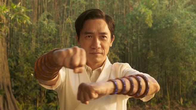 양조위가 출연한 마블 시리즈 '샹치 텐링즈의 전설' 스틸 (사진제공=월트디즈니컴퍼니코리아)