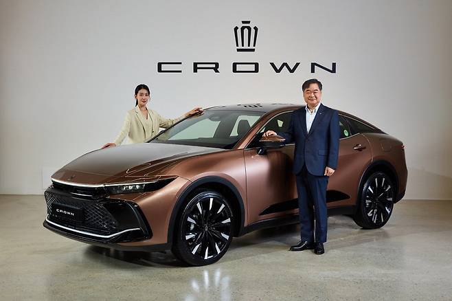 한국토요타가 '크라운'을 한국 시장에 공식 출시했다. 곤야마 마나부 한국토요타 대표가 크라운 신차를 소개하고 있다. 한국토요타