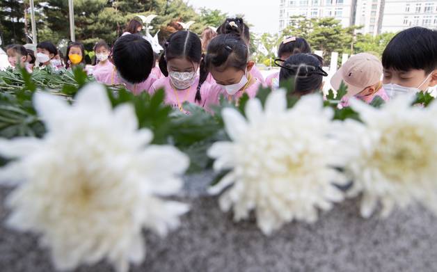 (수원=뉴스1) 이재명 기자 = 현충일은 나흘 앞둔 2일 오전 경기도 수원시 팔달구 수원현충탑을 찾은 한얼유치원 어린이들이 직접 만든 국화꽃을 헌화하고 있다. 2022.5.2/뉴스1