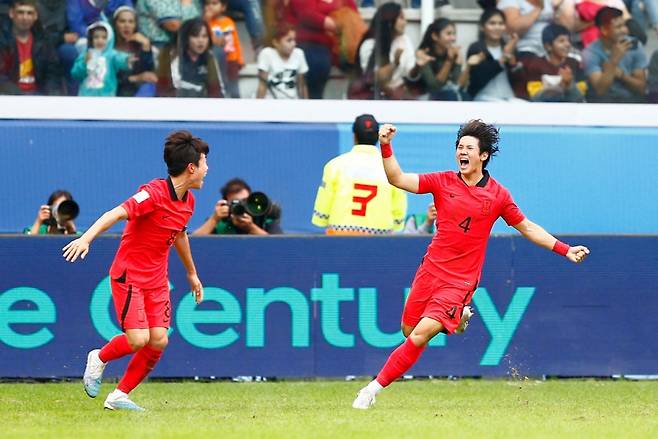 한국 U-20 국가대표팀 수비수 최석현(왼쪽)이 5일(한국시간) FIFA 월드컵 4강 나이지리아와의 경기에서 연장 전반 5분 헤딩골을 터뜨린 뒤 미드필더 이승원과 함께 세레머니를 하고 있다. 코너킥 찬스에서 이승원이 차올린 공을 최석현이 절묘하게 방향을 바꿔 골로 연결시켰다./ 사진=로이터