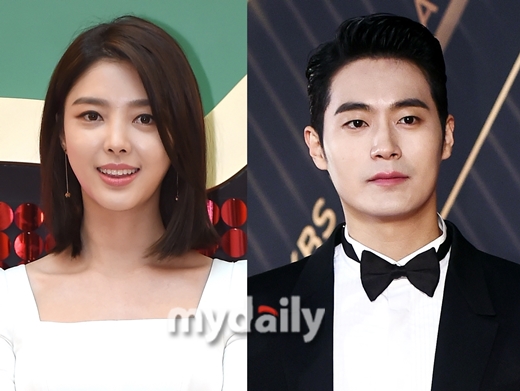 Actor Hyun-kyung Uhm (37) and Tea in the garden (real name Lee Chang-yeop and 32) announced that they are dating on the premise of marriage.On the 5th, Hyun-kyung Uhm said, Hyun-kyung Uhm is in love with Tea in the garden. Wedding ceremony is not scheduled.I will post it after the Tea in the garden However, Hyun-kyung Uhms due date and child sex, Actor privacy is difficult to confirm, he said.In addition, Aftershocks Entertainment said, Hyun-kyung Uhm, Tea in the garden The two actors became involved in the work, and after the end of the drama, they became fond of each other and developed into lovers. I promised to be a lifelong partner. Wedding ceremony is going to be posted after Tea in the garden is Discharge, he said.The two are now waiting for their precious life with care and gratitude. Hyun-kyung Uhm was born in 1986 and Tea in the garden was born in 1991 and is 5 years old.The two appeared together in MBC s second husband, which last April, and also posted a wedding ceremony as a lover.Hyun-kyung Uhm is currently reviewing his next work, and Tea in the garden joined the army in November last year and is in military service.lee leeHi!Hyun-kyung Uhm Actor agency Aftershocks Entertainment.Thank you to everyone who always sends a lot of love and attention to Hyun-kyung Uhm Actor, and I will give you an official position regarding the article of Hyun-kyung Uhm Actor.Hyun-kyung Uhm, Tea in the garden The two actors became involved in the work, and after the end of the drama, they became fond of each other, developed into lovers, and promised to become lifelong partners based on their trust and love.Wedding ceremony will be held by Actor Tea in the Garden after discharge.Among them, a new life, precious as a blessing, has come to them, and they are now waiting for their precious life with care and gratitude.I would like to express my sincere gratitude to those who always love and watch Hyun-kyung Uhm Actor, and I hope that many people will give generous encouragement and warm gaze to the future of the two actors. Thank you.