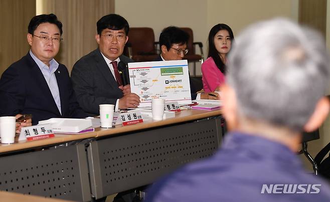 [성남=뉴시스] 추상철 기자 = 국민의힘 코인게이트 진상조사단 간사인 윤창현 의원이 19일 경기도 성남시 분당구 위메이드 본사에서 열린 2차 회의에서 장현국 위메이드 대표에게 질의하고 있다. (공동취재사진) 2023.05.19. photo@newsis.com