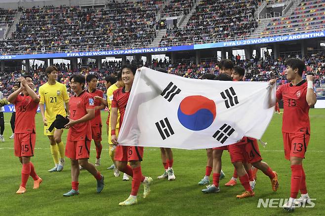 [산티아고 델 에스테로=AP/뉴시스] 한국 선수들이 4일(현지시각) 아르헨티나 산티아고 델 에스테로 스타디움에서 열린 2023 국제축구연맹(FIFA) 20세 이하(U20) 월드컵 8강전에서 나이지리아를 물리친 후 태극기를 들고 기뻐하고 있다. 한국은 연장 전반 5분 최석현의 헤더 결승 골로 나이지리아를 1-0으로 꺾고 U20 월드컵 2연속 4강에 올라 이탈리아와 결승 진출을 다툰다. 2023.06.05.