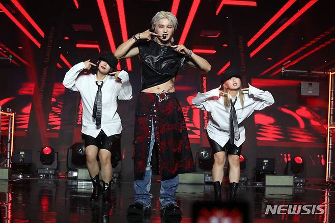 [서울=뉴시스] 박진희 기자 = 그룹 '엔시티' 태용이 5일 서울 강남구 에스제이쿤스트할레에서 본인이 전곡을 작사·작곡한 첫 미니앨범 '샤랄라(SHALALA)' 쇼케이스를 하고 있다. 2023.06.05. pak7130@newsis.com