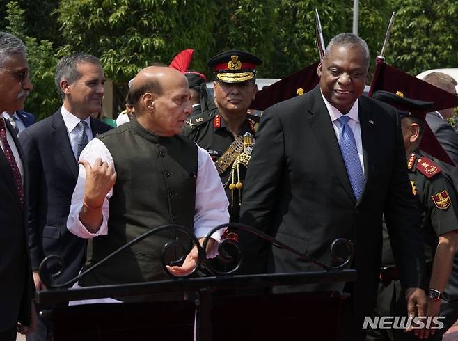 [뉴델리=AP/뉴시스]라즈나트 싱 인도 국방장관(사진 왼쪽에서 두 번째)이 5일 인도 수도 뉴델리에서 양자회담에 앞서 로이드 오스틴 미국 국방장관을 환대하고 있다. 2023.06.05.