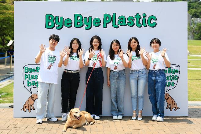 김건희 여사가 5일 서울 성북구 고려대에서 열린 '바이바이플라스틱(Bye Bye Plastic)' 캠페인에서 대학생들과 함께 '바이바이 플라스틱' 문구가 새겨진 티셔츠를 입고 기념 사진을 찍고 있다. 대통령실 제공