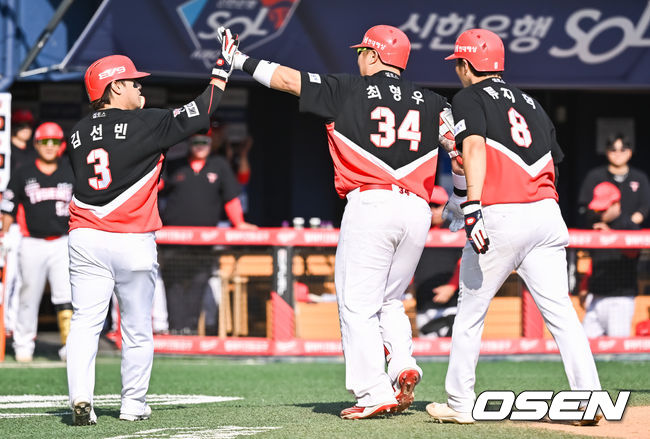 [OSEN=박준형 기자] 14일 오후 서울 잠실구장에서 2023 신한은행 SOL KBO리그 두산 베어스와 KIA 타이거즈의 경기가 진행됐다.7회초 1사 1,3루 KIA 최형우가 동점 3점 홈런을 날리고 김선빈, 류지혁과 하이파이브를 하고 있다. 2023.05.14 / soul1014@osen.co.kr