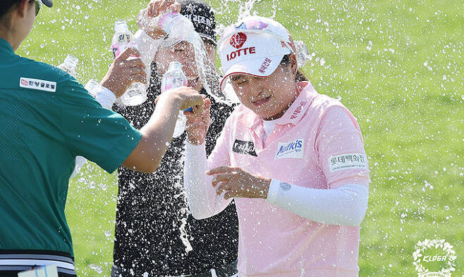 최혜진이 4일 인천 베어즈베스트 청라 골프클럽(파72)에서 열린 KLPGA 투어 롯데오픈에서 우승한 뒤 동료의 축하 물세례를 받고있다. KLPGA 제공