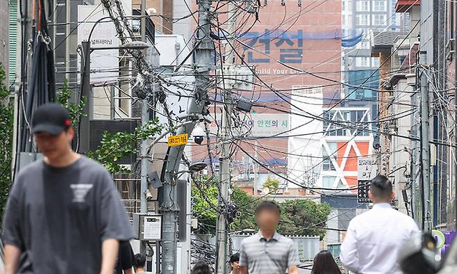 지난달 24일 서울 강남구 역삼동 인근 거리가 정리되지 않은 전선으로 복잡하다. 이곳에서는 지난 1월 전선 단선으로 인한 화재로 965가구에 전기공급이 끊기는 사고가 발생했다. 최상수 기자