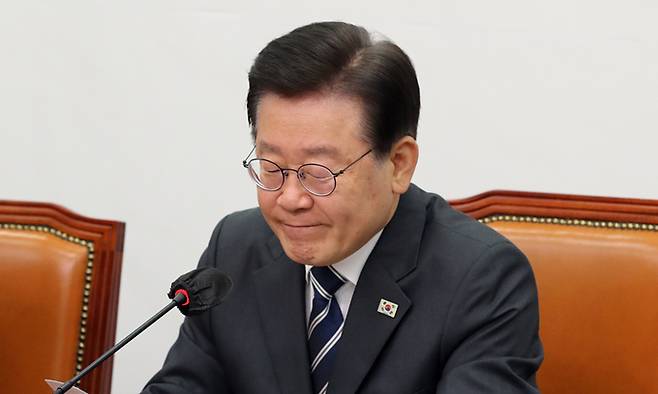 이재명 더불어민주당 대표가 5일 서울 여의도 국회에서 열린 최고위원회의에서 혁신기구 위원장에 이래경 다른백년 명예이사장을 선임하는 발표를 하고 있다. 뉴시스