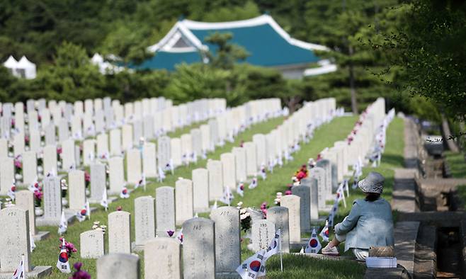 현충일을 하루 앞둔 5일 서울 동작구 국립서울현충원에서 추모객들의 발길이 이어지고 있다. 뉴시스