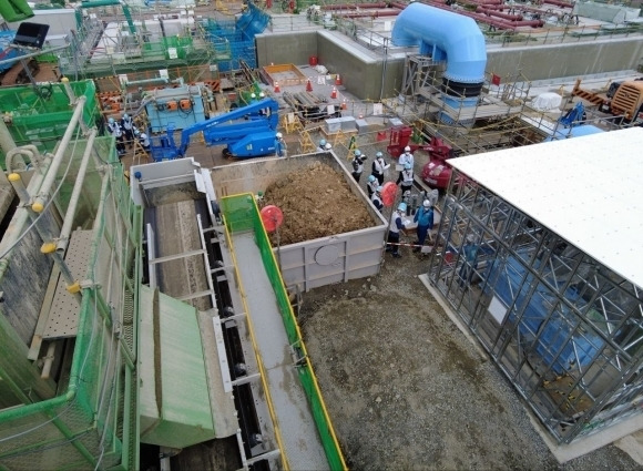 한국 정부의 후쿠시마 오염수 전문가 시찰단이 지난달 24일 후쿠시마 제1원자력발전소 현장 시찰을 하고 있다. 연합뉴스