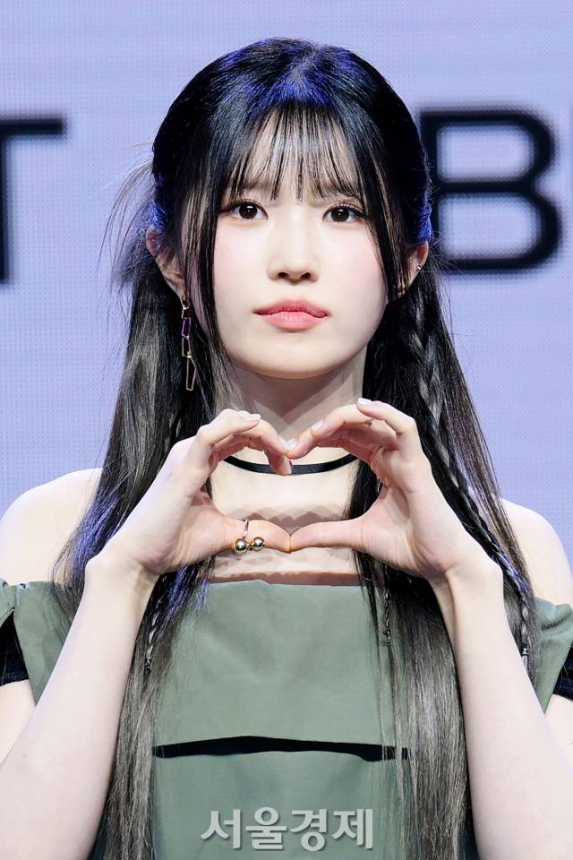 그룹 프로미스나인(fromis_9) 송하영이 5일 오후 서울 광진구 예스24 라이브홀에서 열린 정규 1집 ‘언록 마이 월드(Unlock My World)’ 쇼케이스에서 포즈를 취하고 있다. 김규빈 기자