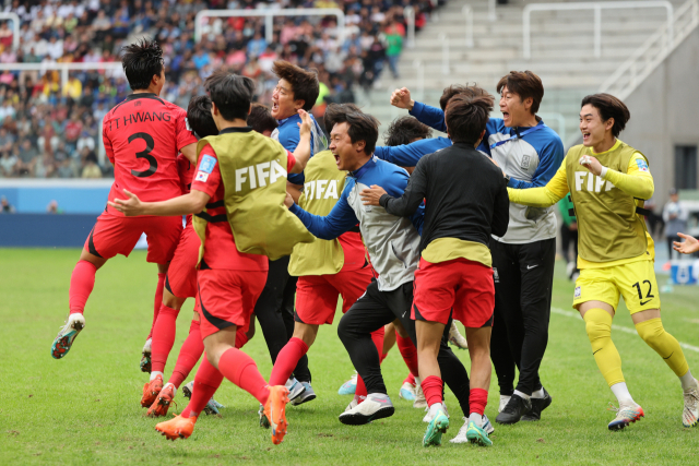 한국 대표팀 선수단이 5일(한국 시간) U-20 월드컵 8강에서 최석현의 결승골이 터지자 한데 엉켜 환호하고 있다. 연합뉴스