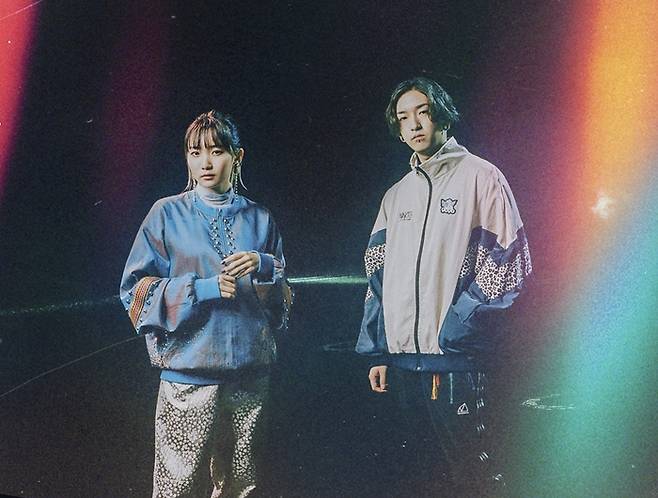 유닛 요아소비의 이쿠라(왼쪽)와 아야세. 소니뮤직엔터테인먼트재팬