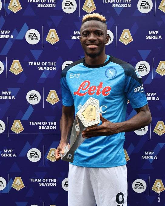 &nbsp;최고 공격수 상을 수상한 흐비차 크바라츠헬리아 ⓒ세리에A SNS