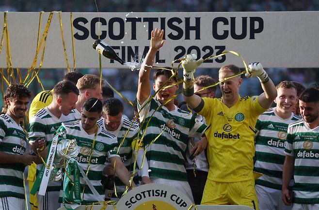 ▲ 리그와 리그컵, FA컵 우승 시상식을 즐겼던 오현규. 비상만 남았다. ⓒ연합뉴스/REUTERS