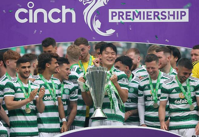 ▲ 리그와 리그컵, FA컵 우승 시상식을 즐겼던 오현규. 비상만 남았다. ⓒ연합뉴스/REUTERS