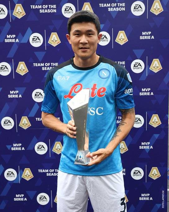 ▲ 최우수 수비수 트로피를 든 김민재 ⓒ세리에A SNS