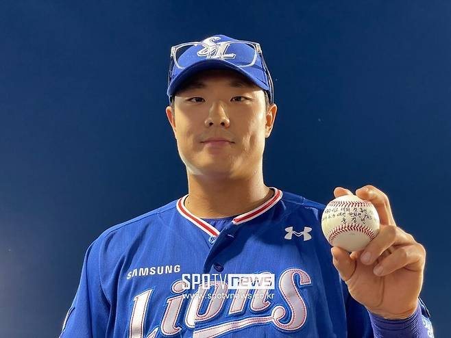 ▲삼성 라이온즈 윤정빈이 데뷔 홈런을 친 후 기념촬영을 하고 있다. ⓒ대전, 최민우 기자