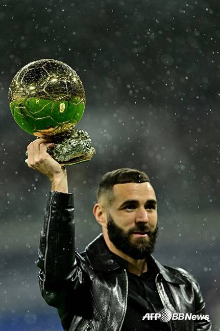 카림 벤제마가 자신의 발롱도르 트로피를 들고 포즈를 취하고 있다. /AFPBBNews=뉴스1