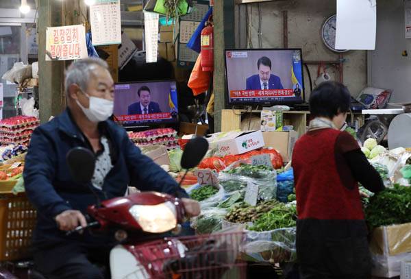 2023년 1분기 가계동향조사에 따르면 높은 물가상승으로 가구의 실질소득이 증가하지 못했고, 저소득층보다 고소득층의 가구소득 증가율이 높아서 전년 동기 대비 소득분배가 악화됐다. 윤석열 대통령 취임 1년이 된 지난 5월 9일 생중계된 국무회의 모두발언을 켜놓고 서울 서대문구 인왕시장 상인들이 일하고 있다. / 김창길 기자