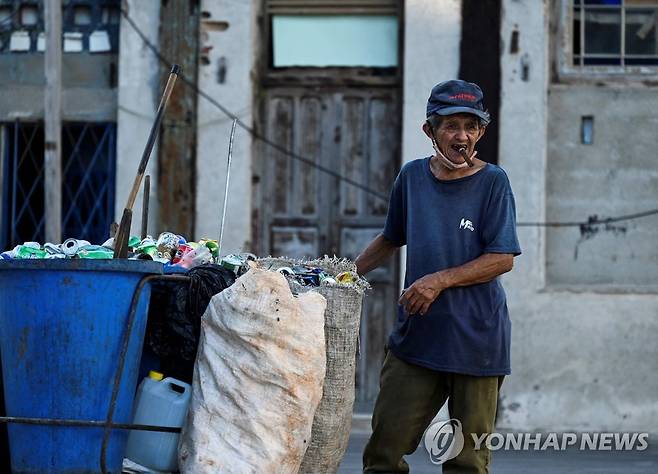 지난달 31일(현지시간) 쿠바 아바나 거리의 청소부 [AFP 연합뉴스 자료사진. 재판매 및 DB 금지]