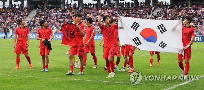 대한민국 U20 대표팀, 나이지리아 꺾고 4강 진출 (산티아고 델 에스테로=연합뉴스) 임화영 기자 = 4일(현지시간) 오후 아르헨티나 산티아고 델 에스테로 스타디움에서 열린 2023 국제축구연맹(FIFA) 20세 이하(U-20) 월드컵 8강전 한국과 나이지리아의 경기에서 연장전 끝에 1:0으로 승리를 거둔 대표팀 선수들이 자축하고 있다. 2023.6.5 hwayoung7@yna.co.kr