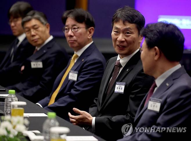 은행장 간담회 참석한 이복현 금감원장 (서울=연합뉴스) 류영석 기자 = 이복현 금융감독원장와 김광수 은행연합회장이 24일 오전 서울 여의도 콘래드 호텔에서 열린 연합인포맥스 창사 23주년 은행산업 발전을 위한 금감원장-은행장 간담회에서 대화를 나누고 있다. 2023.5.24 ondol@yna.co.kr