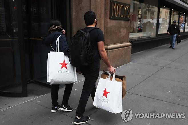 미국 뉴욕 백화점 앞의 쇼핑객 [AFP 연합뉴스 자료사진/게티 이미지 제공]