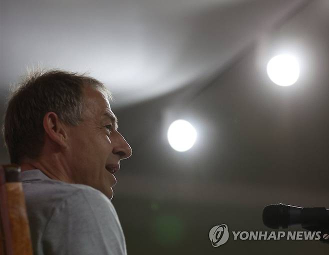 친선 경기 명단 발표하는  클린스만 감독 (서울=연합뉴스) 김성민 기자 = 위르겐 클린스만 한국 축구대표팀 감독이 5일 오전 서울 종로구 축구회관에서 6월 페루, 엘살바도르와의 평가전에 나설 선수 명단을 발표하고 있다. 
    클린스만호는 16일 부산아시아드주경기장에서 페루와, 20일 대전월드컵경기장에서 엘살바도르와 평가전에 나선다. 2023.6.5 ksm7976@yna.co.kr