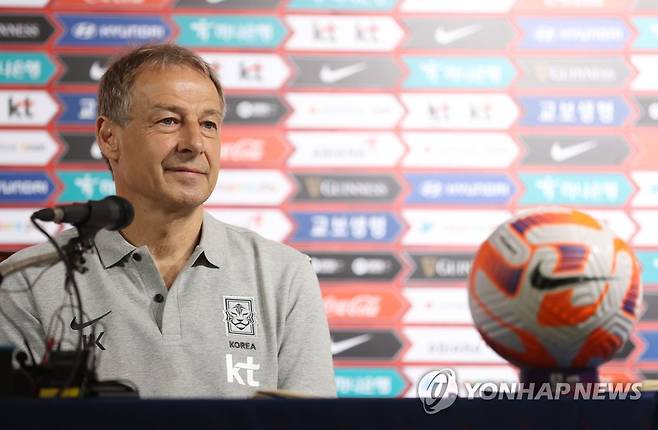 친선경기 명단 발표 나선 클린스만 감독 (서울=연합뉴스) 김성민 기자 = 위르겐 클린스만 한국 축구대표팀 감독이 5일 오전 서울 종로구 축구회관에서 6월 페루, 엘살바도르와의 평가전에 나설 선수 명단을 발표하고 있다. 
    클린스만호는 16일 부산아시아드주경기장에서 페루와, 20일 대전월드컵경기장에서 엘살바도르와 평가전에 나선다. 2023.6.5 ksm7976@yna.co.kr