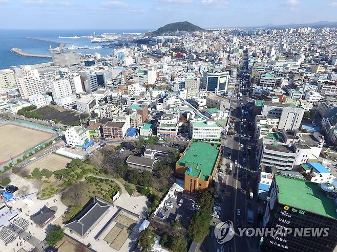 제주시 원도심 (제주=연합뉴스) 제주시 삼도2동 제주목 관아 상공에서 바라본 제주시 원도심의 모습. [연합뉴스 자료사진]