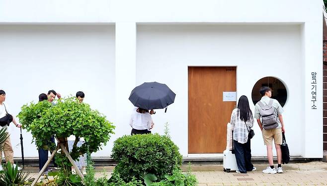 대기하는 손님들 (제주=연합뉴스) 변지철 기자 = 5일 오전 제주시 원도심에 위치한 J-스타트업 '말고기연구소' 앞에 관광객들이 줄지어 대기하고 있다. 2023.6.5