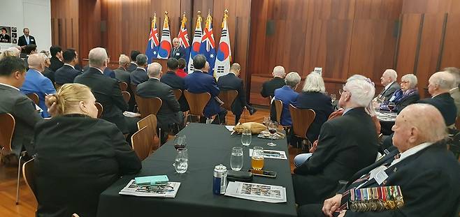 호주 참전용사 인물사진전 (시드니=연합뉴스) 정동철 통신원 = 지난 2일(현지시간) 호주 시드니 안작 메모리얼에서 열린 한국전 참전용사 인물 사진전에서 데이비드 해리스 호주 NSW주 보훈장관이 기념사를 하고 있다. 2023.06.02. dcj@yna.co.kr