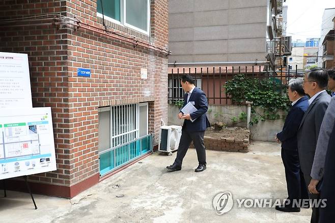 이원재 1차관, 반지하 매입임대 현장 점검 (서울=연합뉴스) 이원재 국토교통부 제1차관과 이한준 한국토지주택공사(LH) 사장이 31일 서울 관악구 신림동 반지하 매입임대 현장을 방문하여 침수방지시설 설치 상황 등을 점검하고 있다. 2023.5.31 [국토교통부 제공. 재판매 및 DB 금지] photo@yna.co.kr