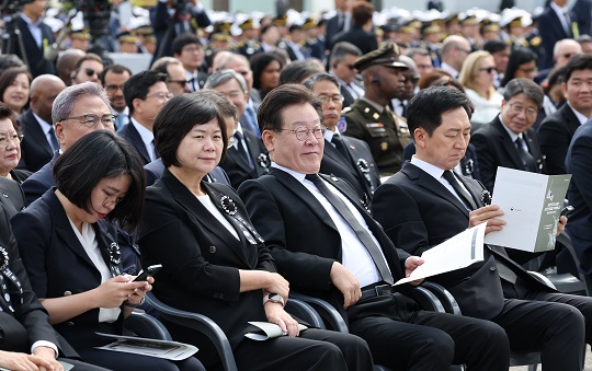 이재명 더불어민주당 대표가 6일 서울 동작구 국립서울현충원에서 열린 제68회 현충일 추념식에 참석한 모습. 사진=뉴시스
