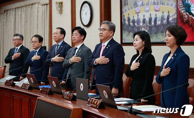 박진 외교부 장관과 권영세 통일부 장관 등 국무위원들이 5일 정부서울청사에서 세종청사와 화상으로 열린 국무회의에서 국기에 대한 경례를 하고 있다. 왼쪽부터 유병호 감사원 사무총장, 김승호 인사혁신처장, 권 장관, 오태석 과학기술정보통신부 1차관, 박 장관, 이노공 법무부 차관, 이영 중소벤처기업부 장관. 2023.6.5/뉴스1 ⓒ News1 안은나 기자