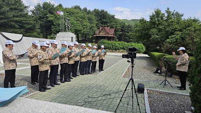 현충일인 6월6일 대한민국 군가합창단이 포천 태국군 참전비에서 군가합창 추모식을 거행하고 있다.(대한민국 군가합창단 제공)